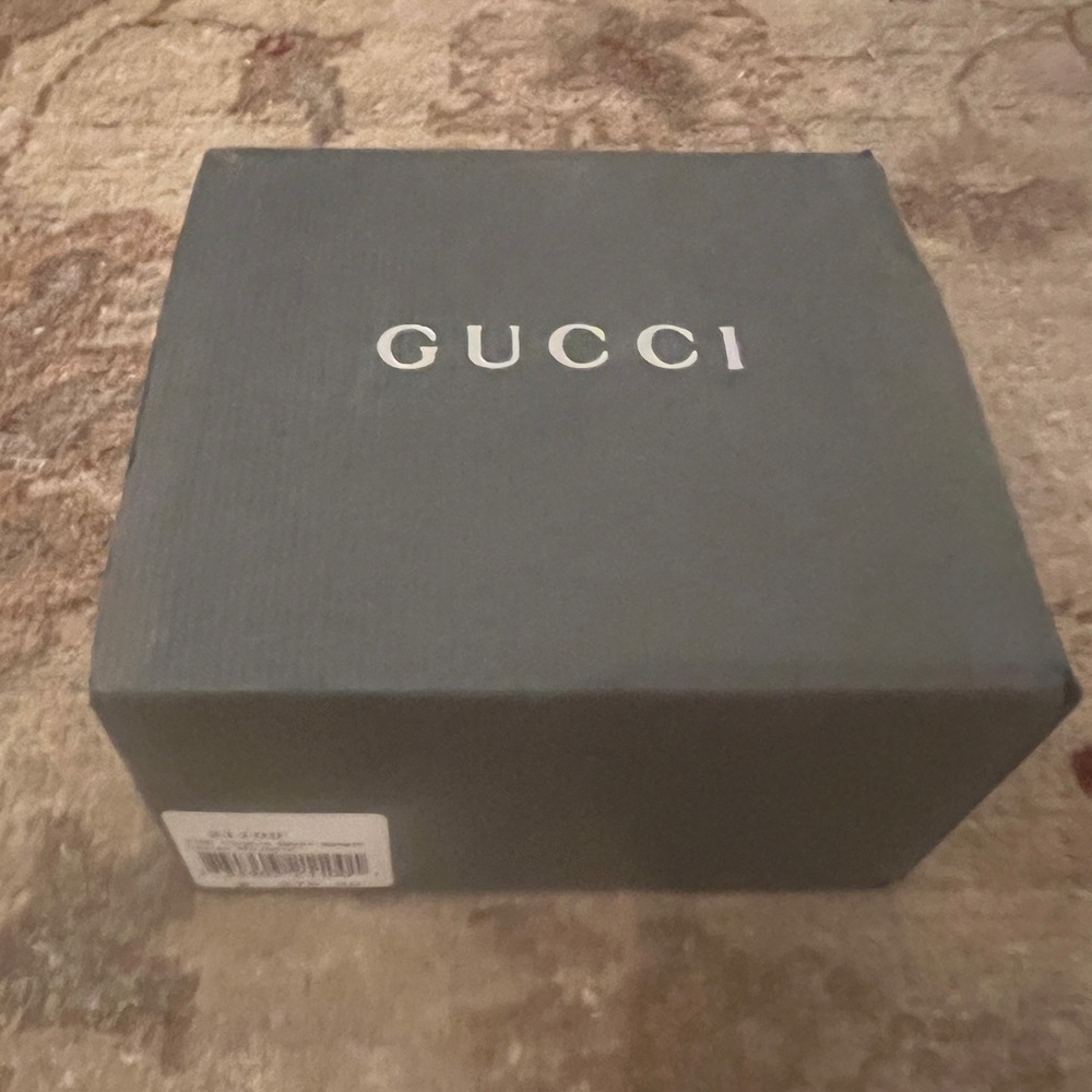 Women’s Gucci watch/ gold with changeable colors.